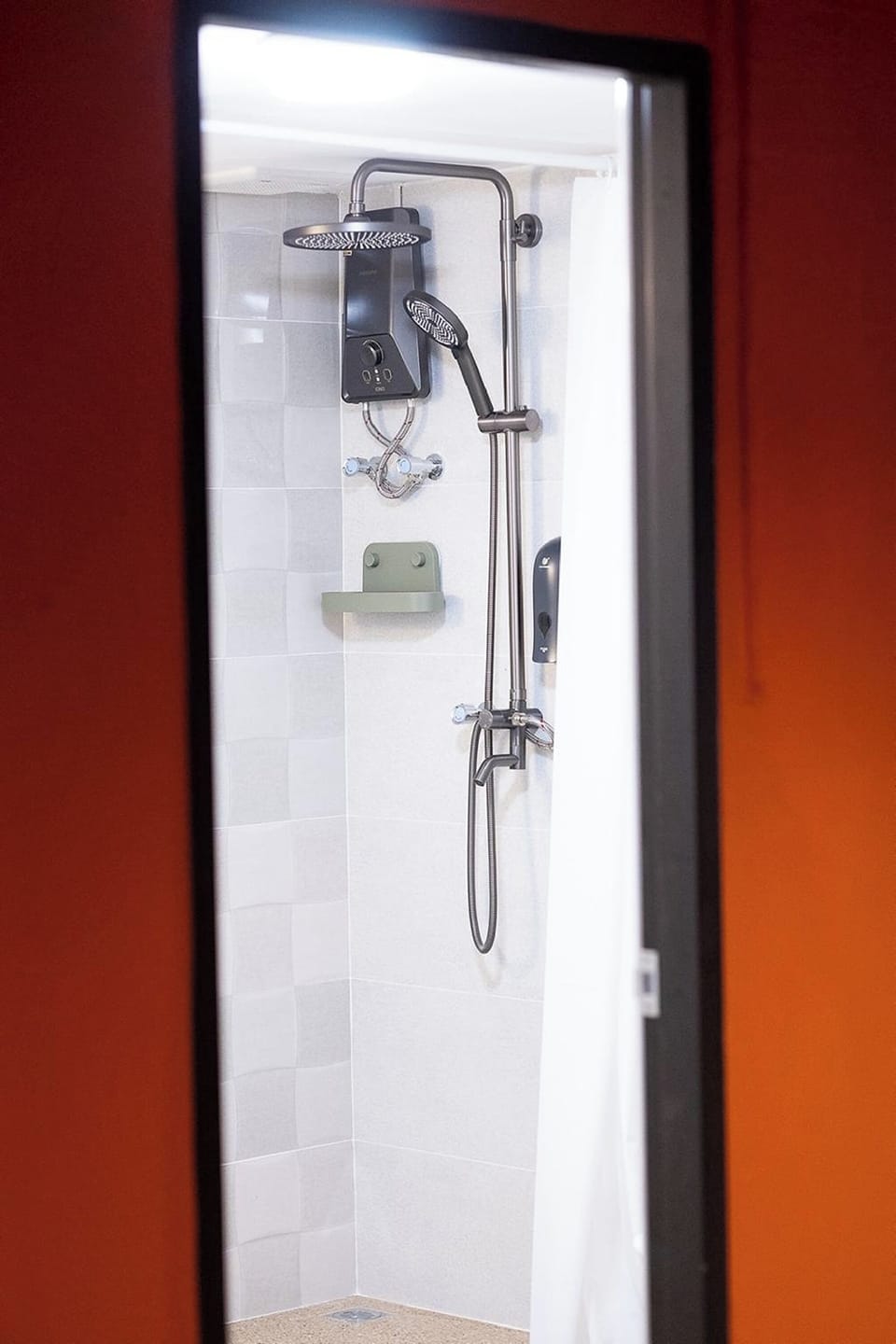 Shower, rainfall showerhead, free toiletries, hair dryer
