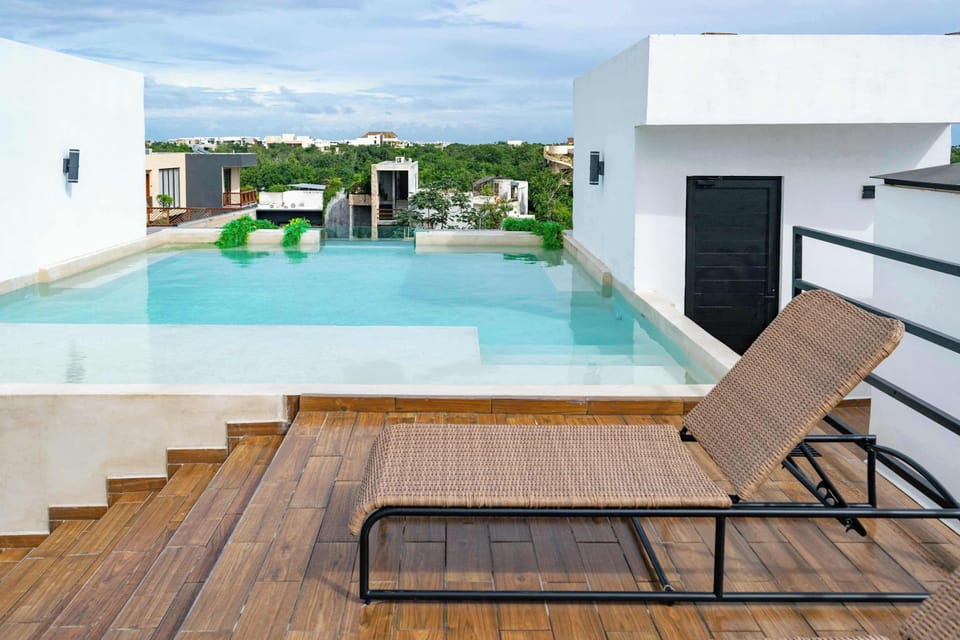 2 outdoor pools, open 8:00 AM to 9:00 PM, sun loungers