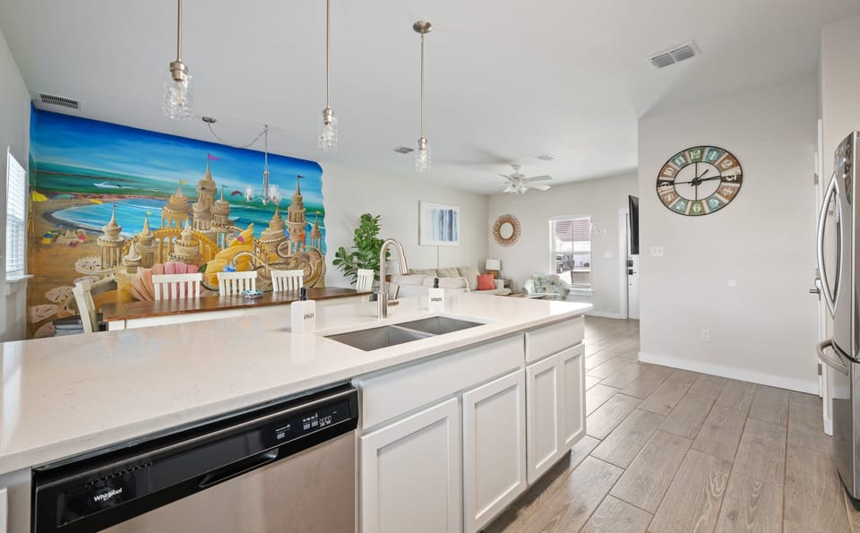 Full kitchen, Dining Area, Living Space. Sand Castle!