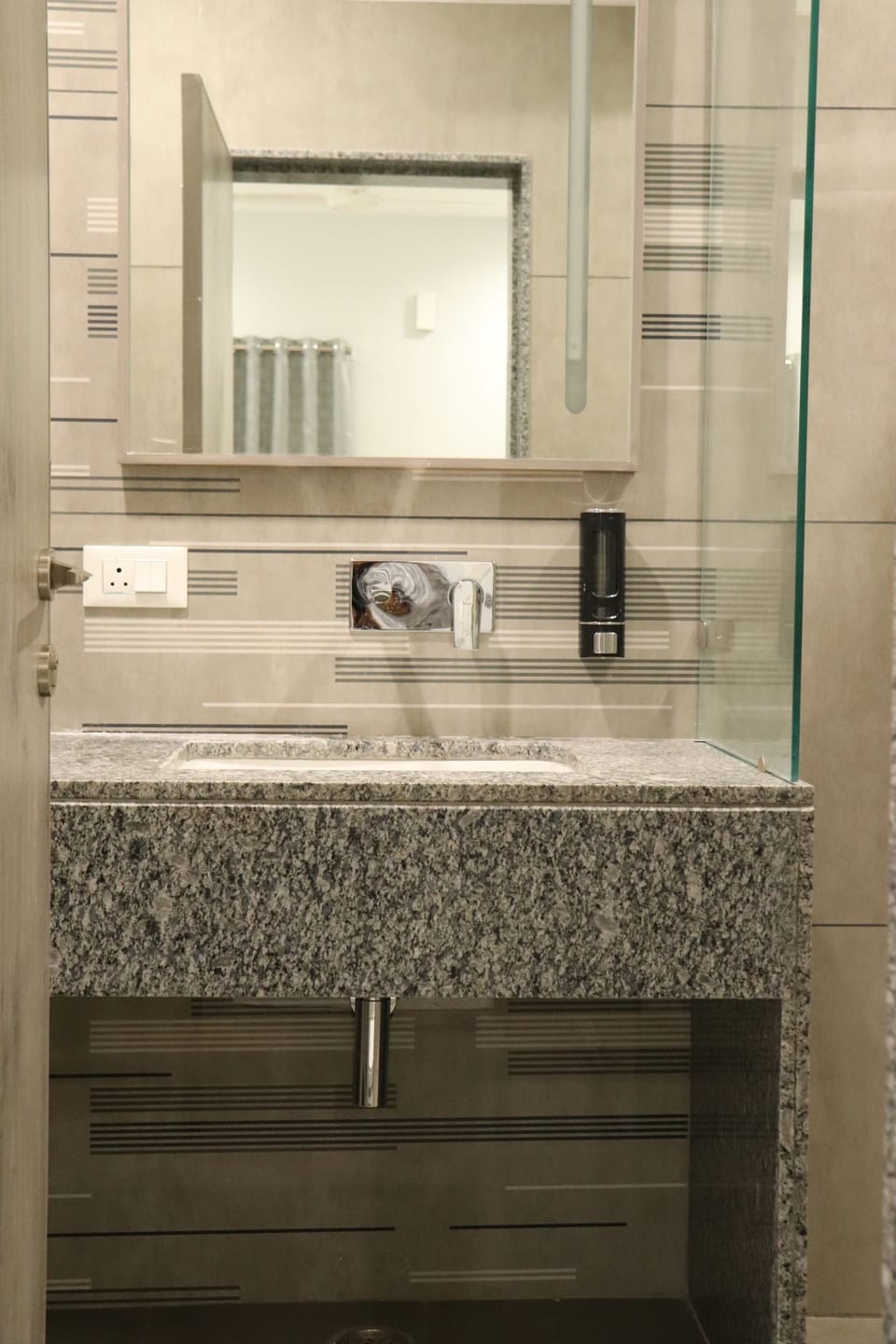 Premium Room | Bathroom | Shower, towels, soap, shampoo