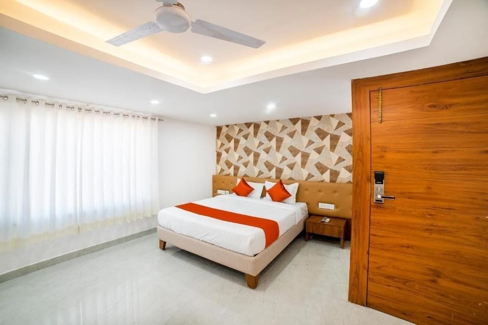Premium Room | Egyptian cotton sheets, premium bedding, desk, laptop workspace