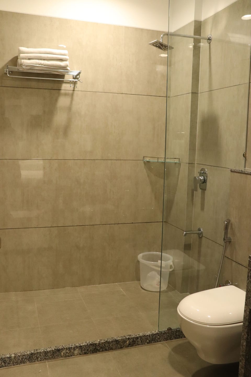 Executive Room | Bathroom | Shower, towels, soap, shampoo