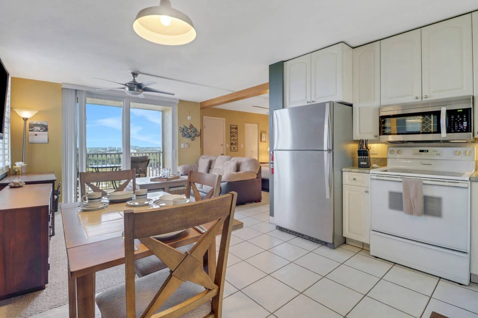 This 8th floor studio condo is ready to welcome you and your group of up to 4 to beautiful Bonita Beach!