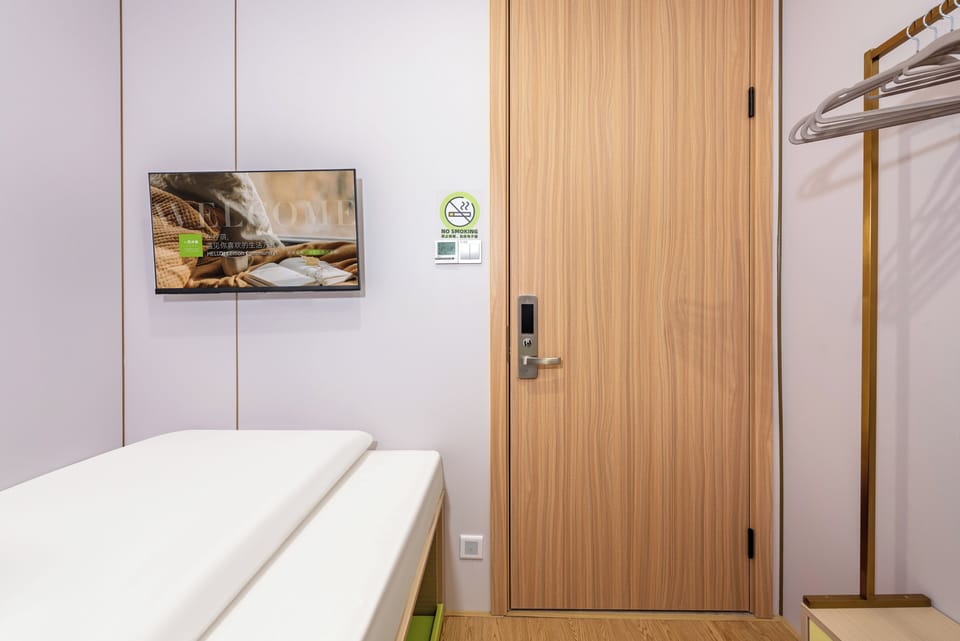 Comfort Single Room | Laptop workspace, free WiFi