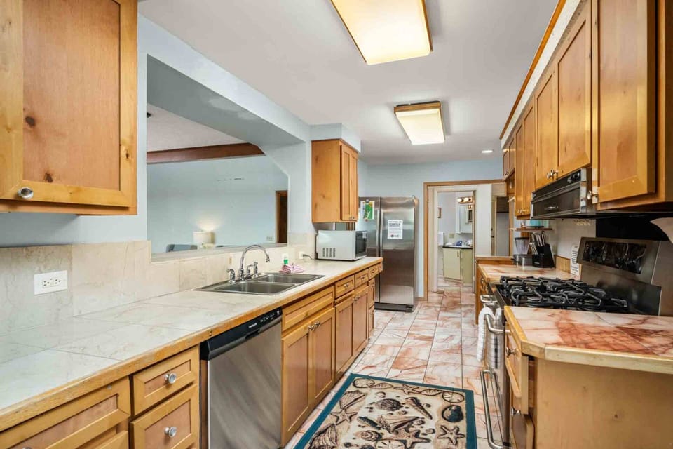 Cook delicious meals for breakfast, lunch, and dinner in this fully equipped kitchen. We suggest grabbing some seafood from a local market.