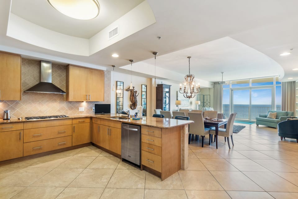 Exclusive Condo, 3 Bedrooms, Hot Tub, Beach View | Private kitchen | Fridge, microwave, oven, stovetop