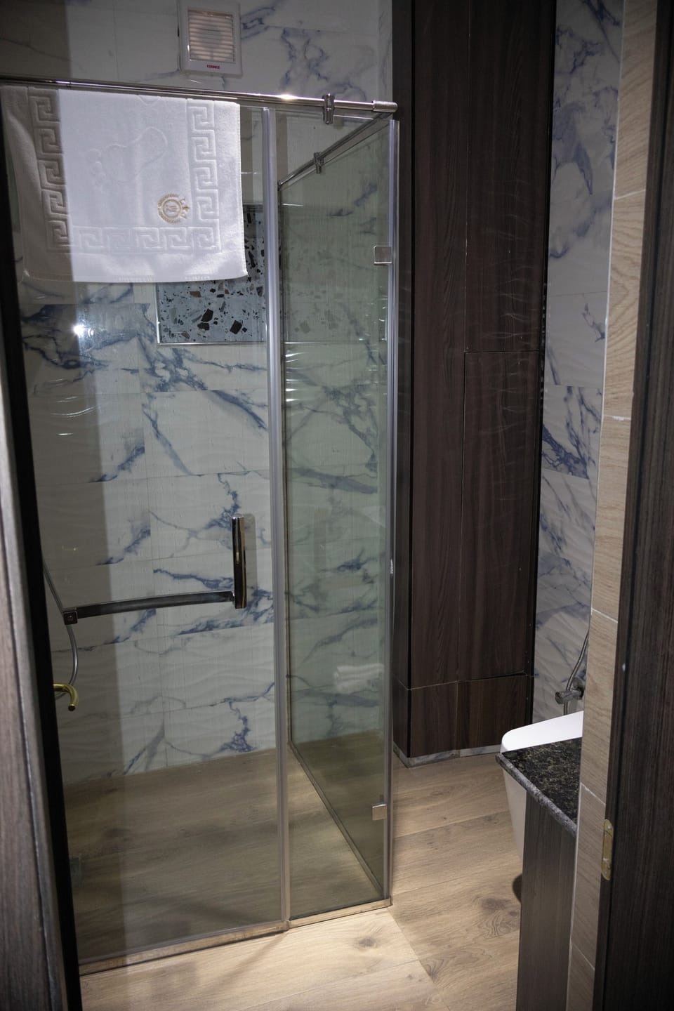 Standard Single Room, 1 Queen Bed, Non Smoking, Courtyard View | Bathroom | Hair dryer, bathrobes, slippers, towels