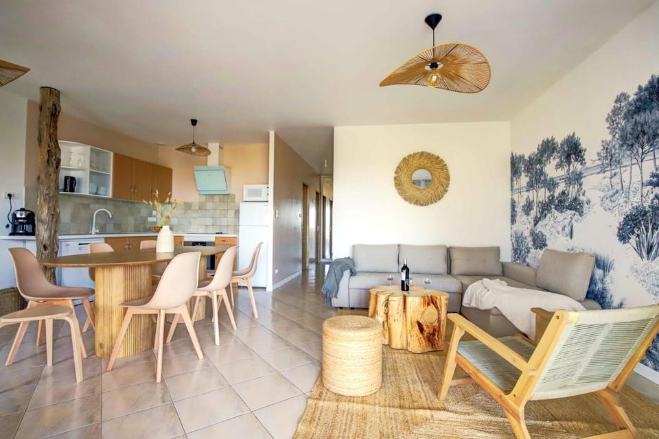 Classic Room, Non Smoking, Pool View | Living area | 40-inch flat-screen TV with cable channels