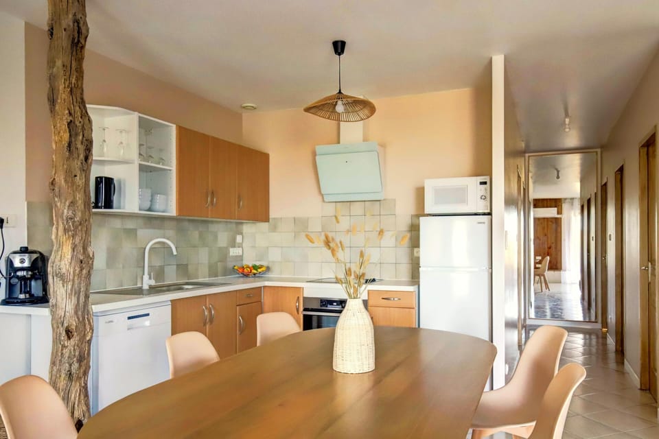 Classic Room, Non Smoking, Pool View | Living area | 40-inch flat-screen TV with cable channels