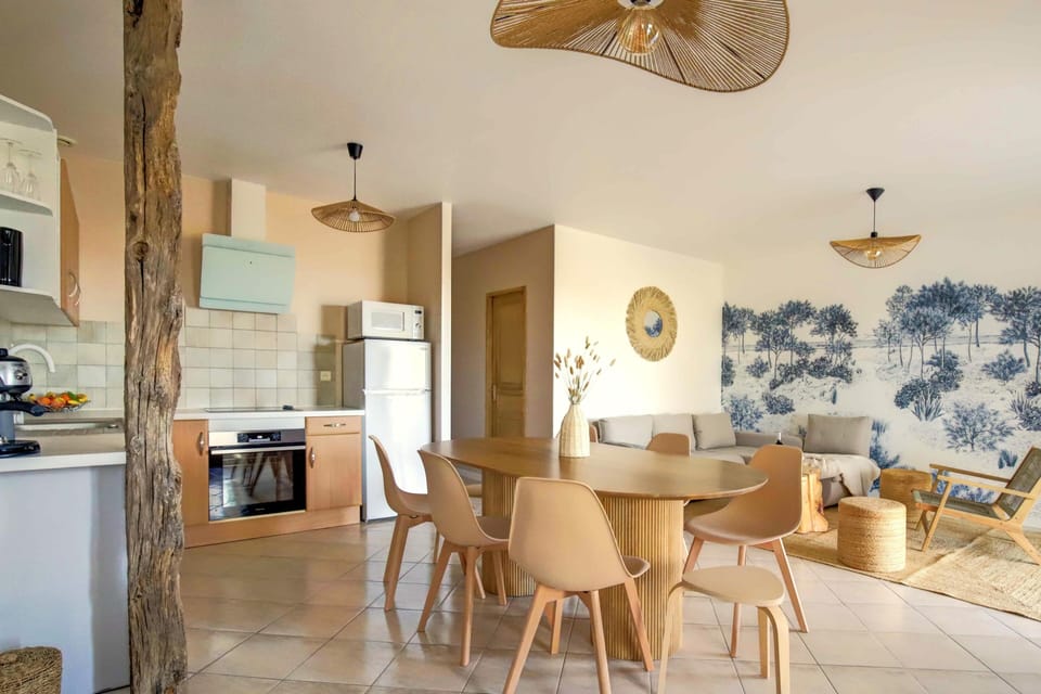 Classic Room, Non Smoking, Pool View | Living area | 40-inch flat-screen TV with cable channels