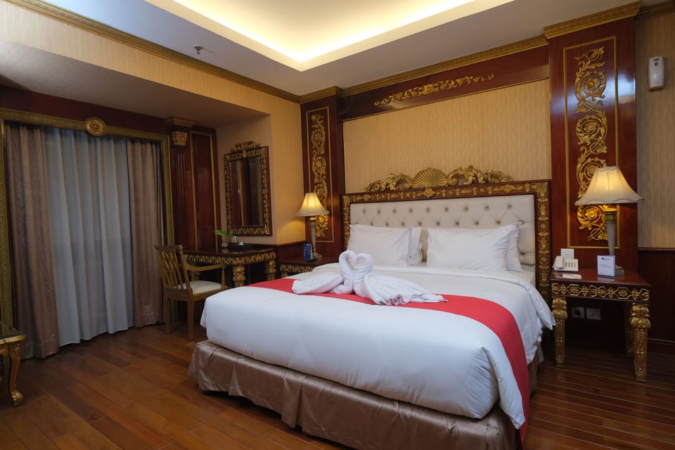 Royal Room | Desk, soundproofing, iron/ironing board, bed sheets