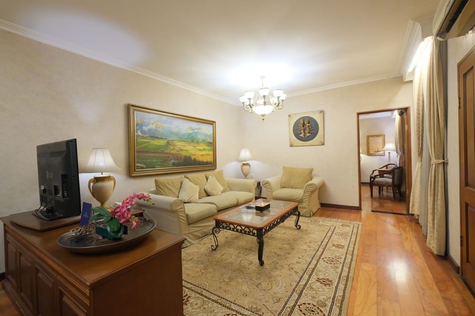 Presidential Room | Living area | Flat-screen TV
