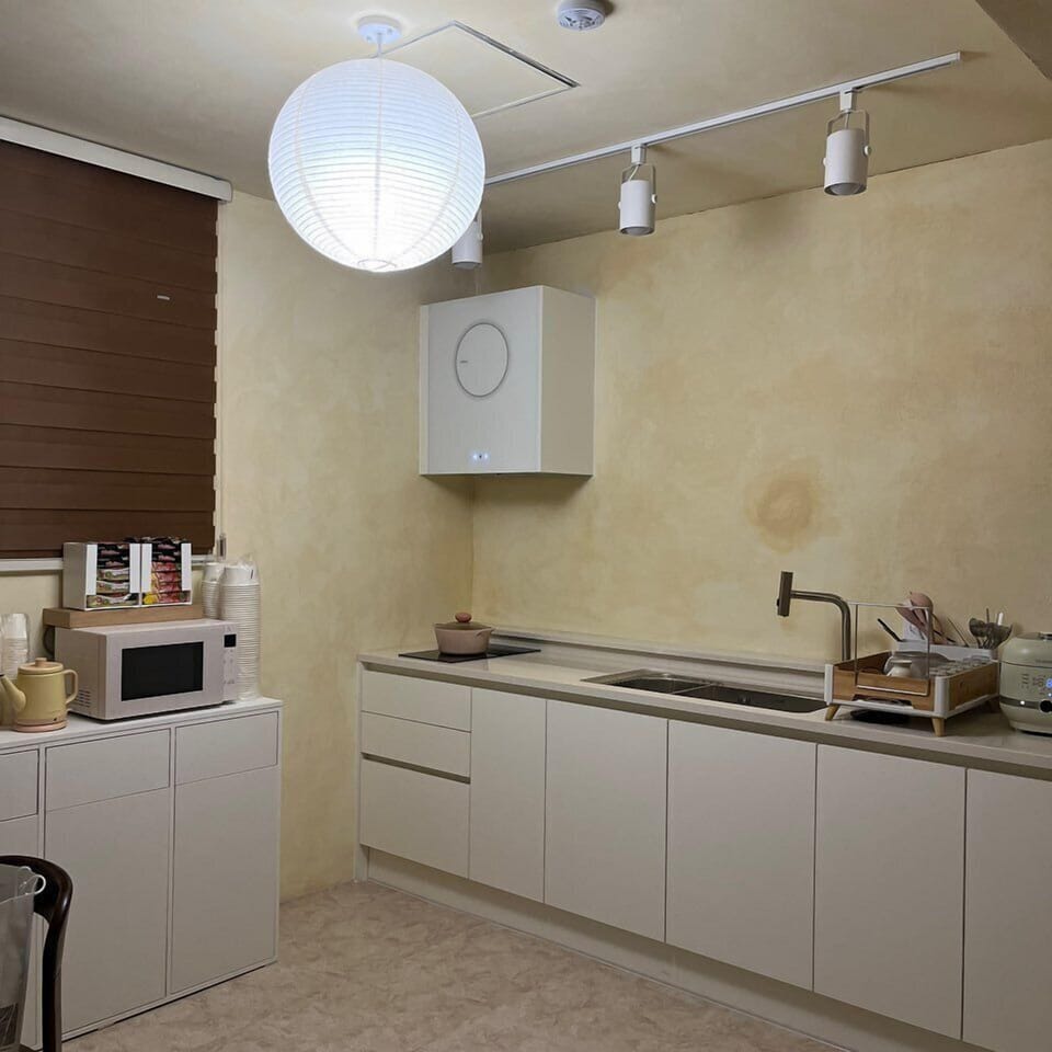 Basic Double Room, 1 Queen Bed, Non Smoking, Private Bathroom | Private kitchen | Mini-fridge, microwave, stovetop, coffee/tea maker