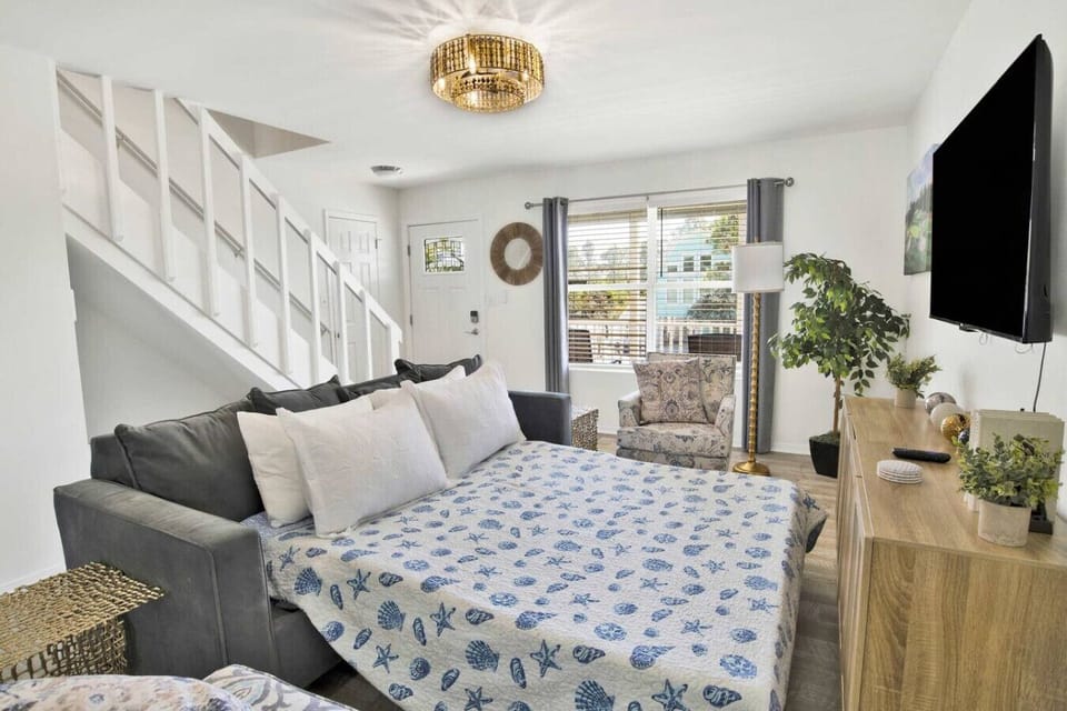 Tuck the cousins into the second queen sleeper sofa downstairs.