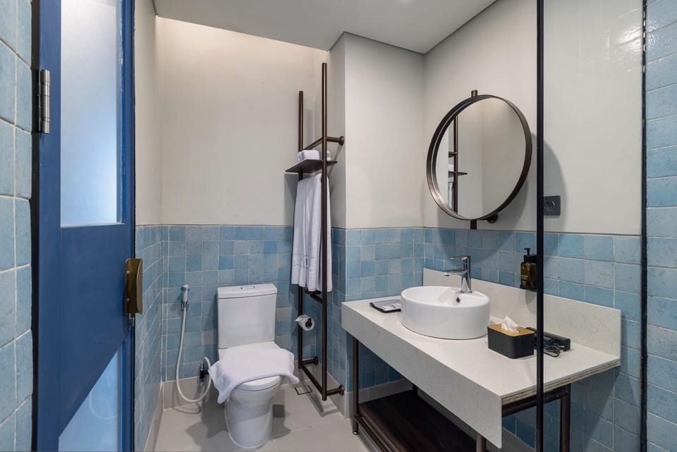 Shower, free toiletries, bathrobes, towels