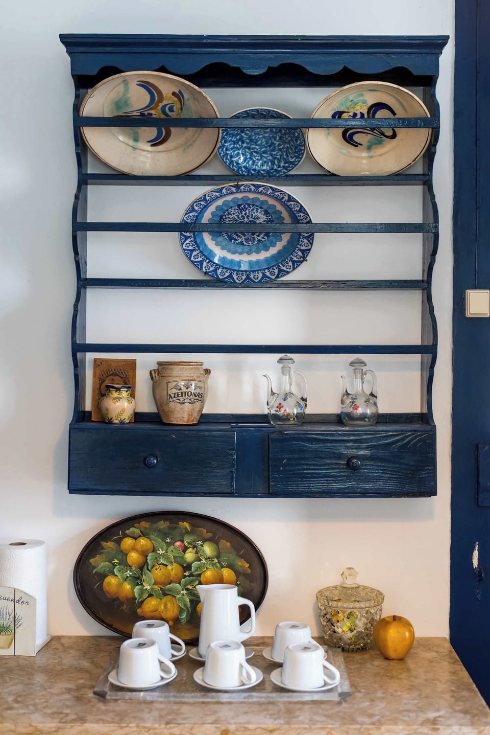Santo Antonio 2 kitchen's vintage charm is highlighted by the painted plates and decorative bottles.