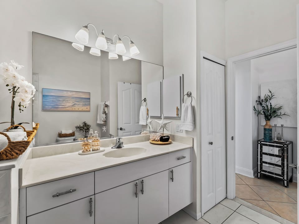 Main bathroom outside queen bedroom.