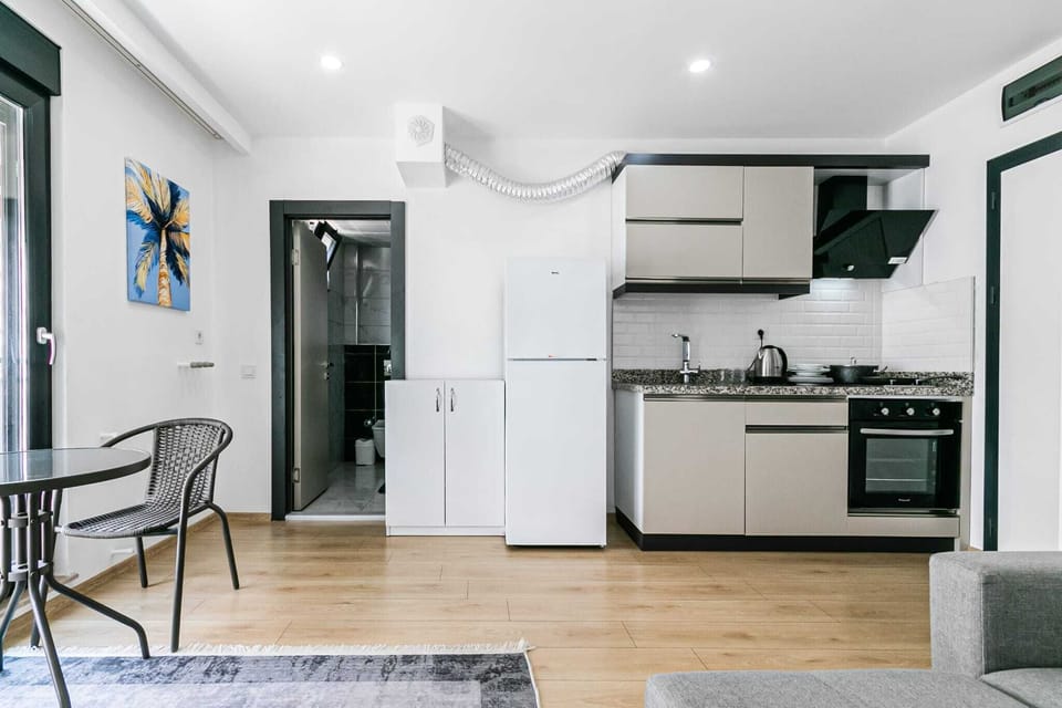 Comfort Suite, Balcony, Garden View | Private kitchen | Fridge, oven, stovetop, cookware/dishes/utensils