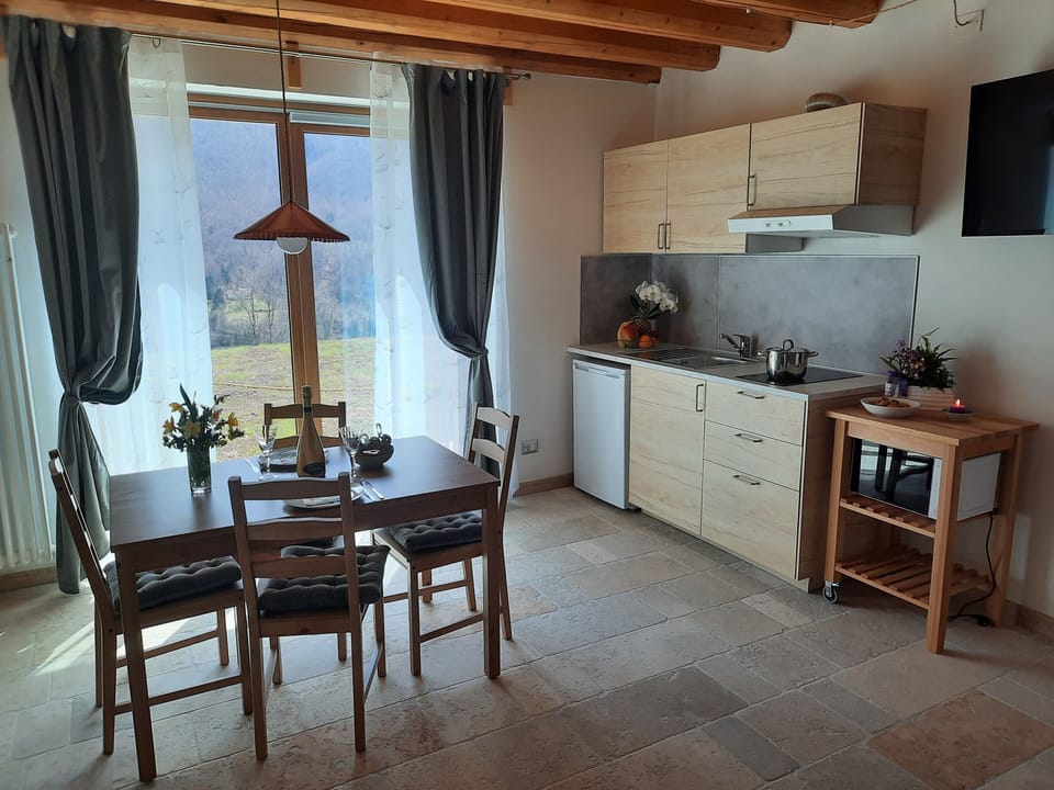 Comfort Studio, Lake View | Cribs/infant beds, free WiFi, bed sheets