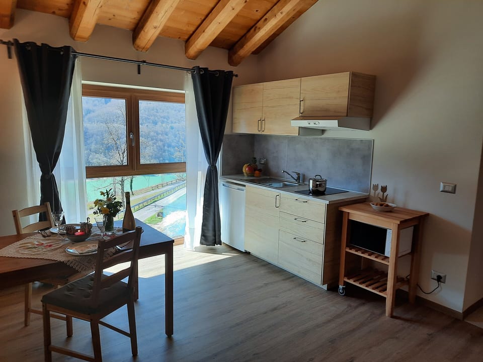 Comfort Studio, Lake View | In-room dining