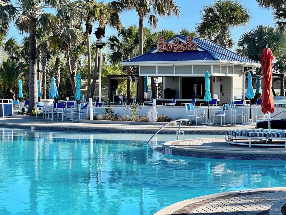 Restaurant by the pool to enjoy on a sunny day!