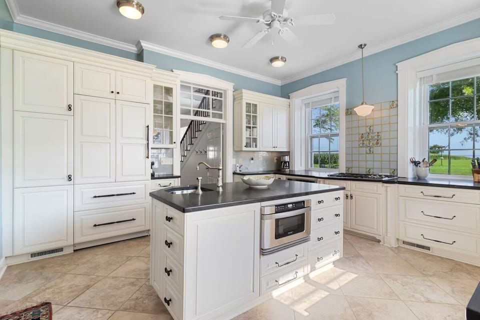 From fresh-caught crabs to gourmet feasts, this well-stocked kitchen is ready for every occasion.