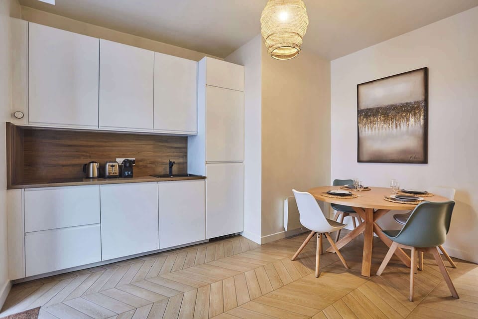 Cuisine entière ouverte avec table pour diner