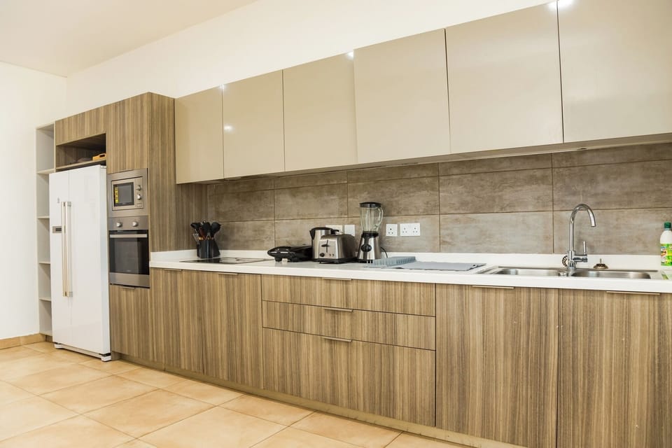 Family Apartment, Balcony, City View | Private kitchen | Fridge, microwave, oven, stovetop