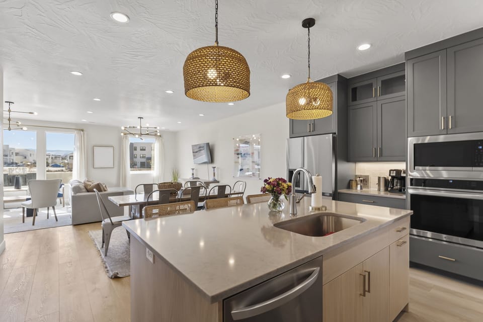 Townhome, 5 Bedrooms | Private kitchen | Fridge, oven, coffee/tea maker, electric kettle