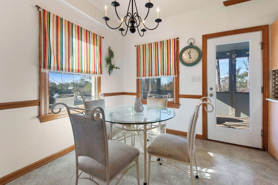 CL554: On Valentine Pond | Bottom Level Breakfast Nook