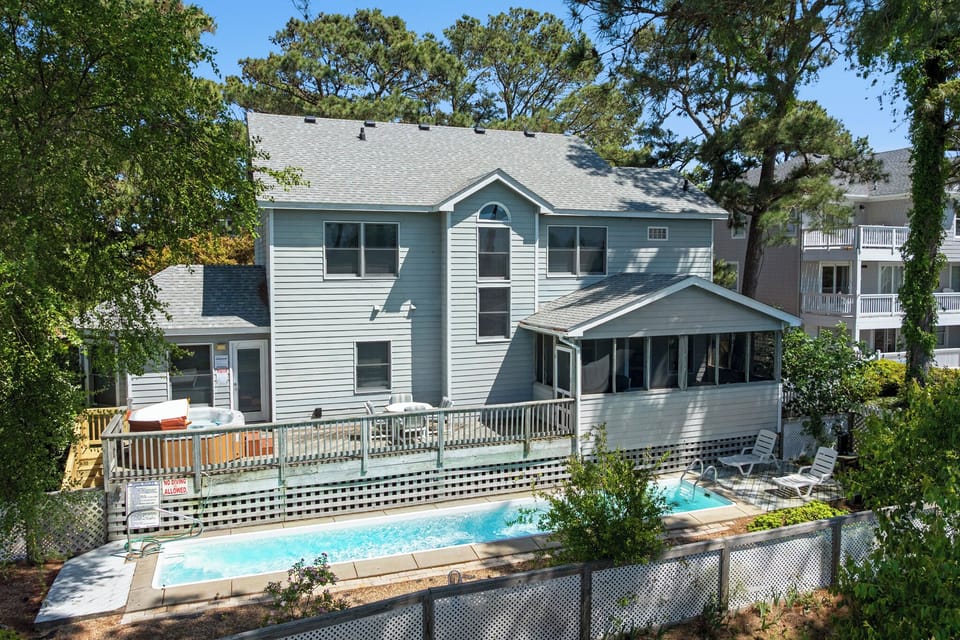 CL554: On Valentine Pond | Back Exterior