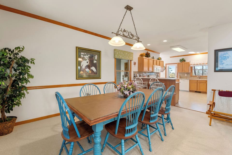 CL554: On Valentine Pond | Bottom Level Dining Area