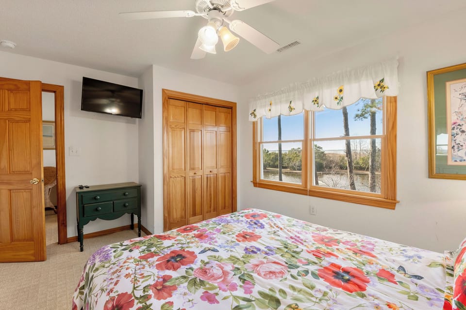 CL554: On Valentine Pond | Top Level Bedroom 3