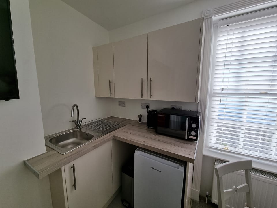 Superior Apartment, Sea View | Private kitchenette | Fridge, microwave, electric kettle, cookware/dishes/utensils