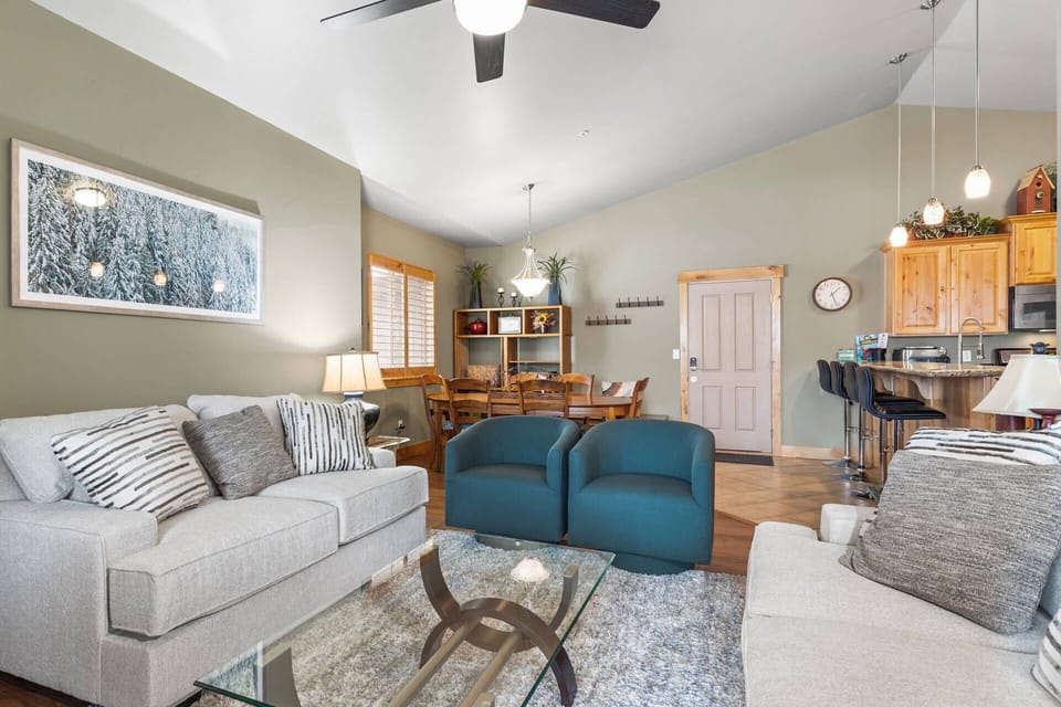 Bear Hollow Lodges 1403: Living room with Queen sofa bed, gas fireplace, and private balcony access