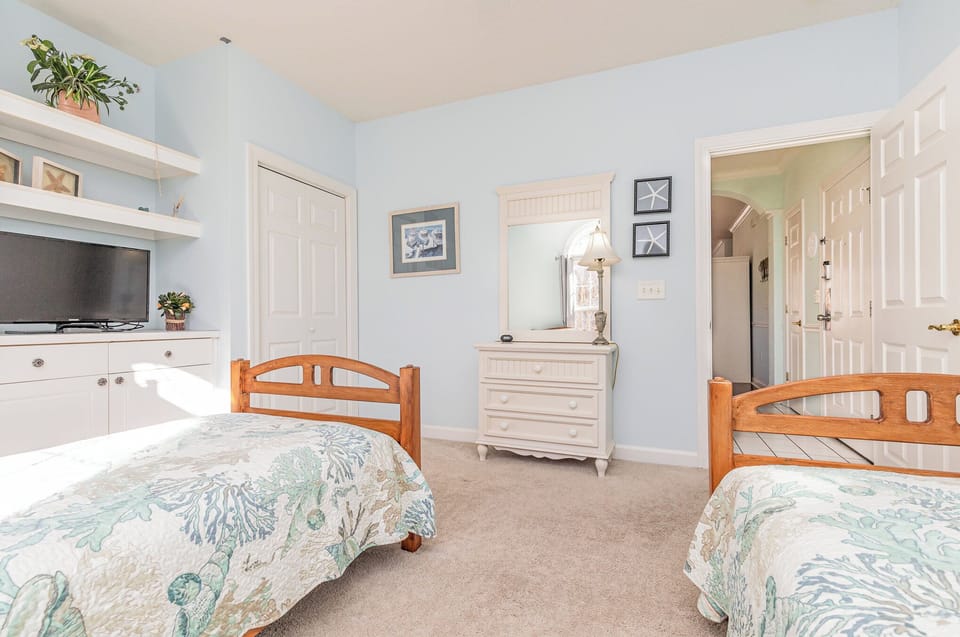 Bedroom 3 with 2 Twin Size Beds and TV