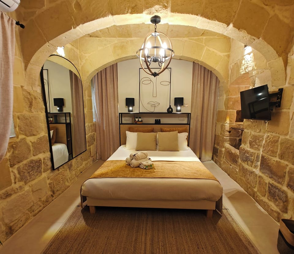 Deluxe Room | Minibar, in-room safe, desk, laptop workspace