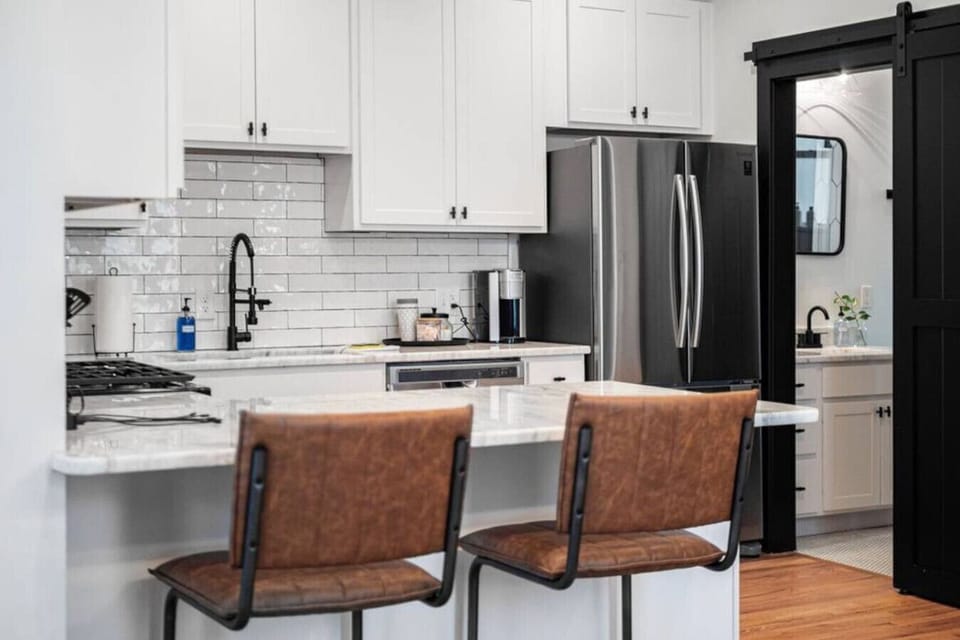 Fully Furnished Eat-In Kitchen