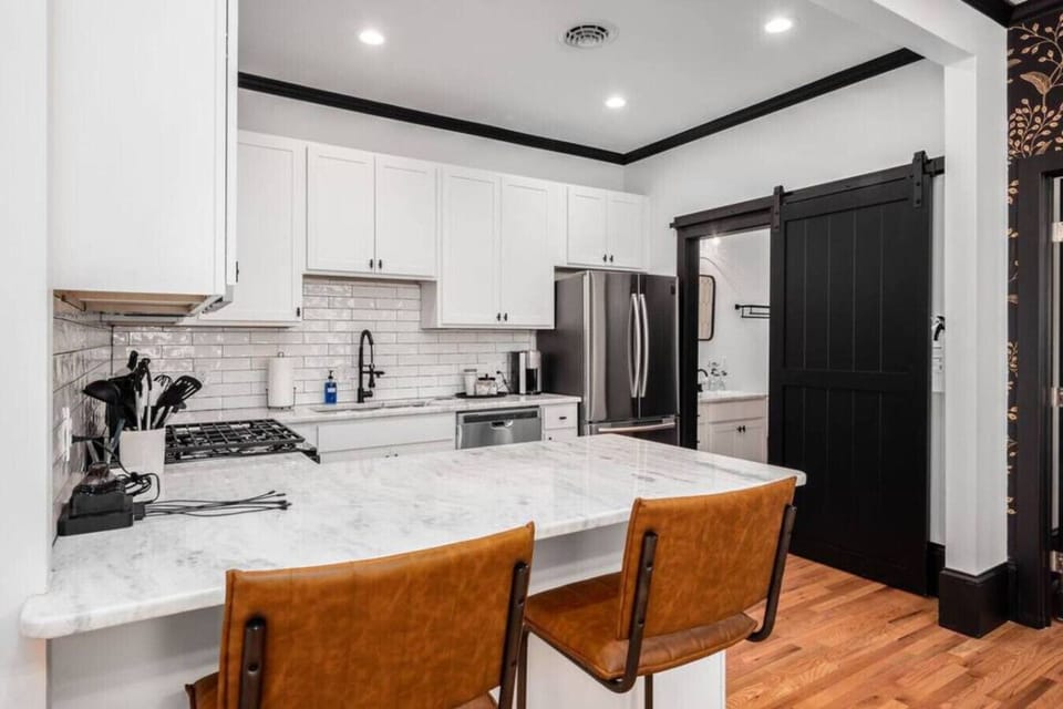 Fully Furnished Eat-In Kitchen