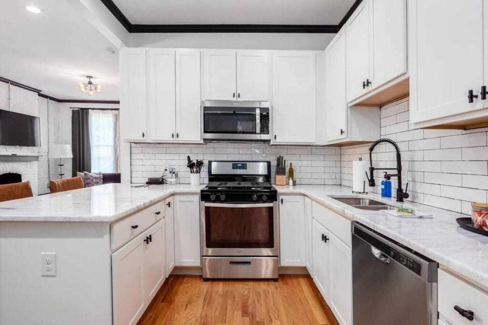 Fully Furnished Eat-In Kitchen
