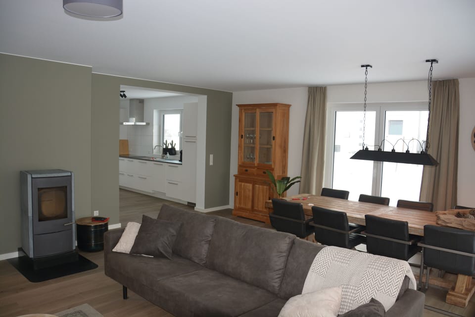 Gezellige woonkamer met eethoek 