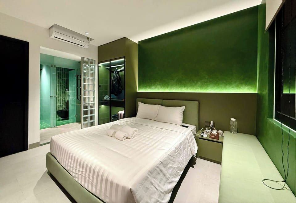 Deluxe Double Room | In-room safe, soundproofing, iron/ironing board, free WiFi