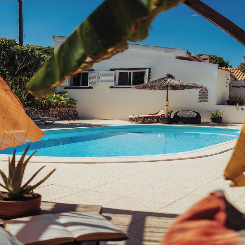 Zona de piscina privada para relaxar em total tranquilidade