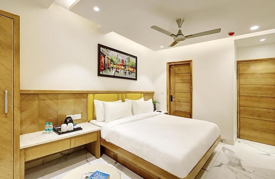 Superior Double Room, City View | Desk, laptop workspace, iron/ironing board, free WiFi