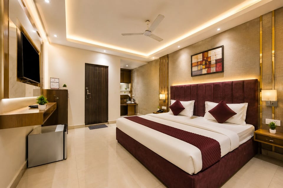 Superior Double Room, City View | Desk, laptop workspace, iron/ironing board, WiFi (free)