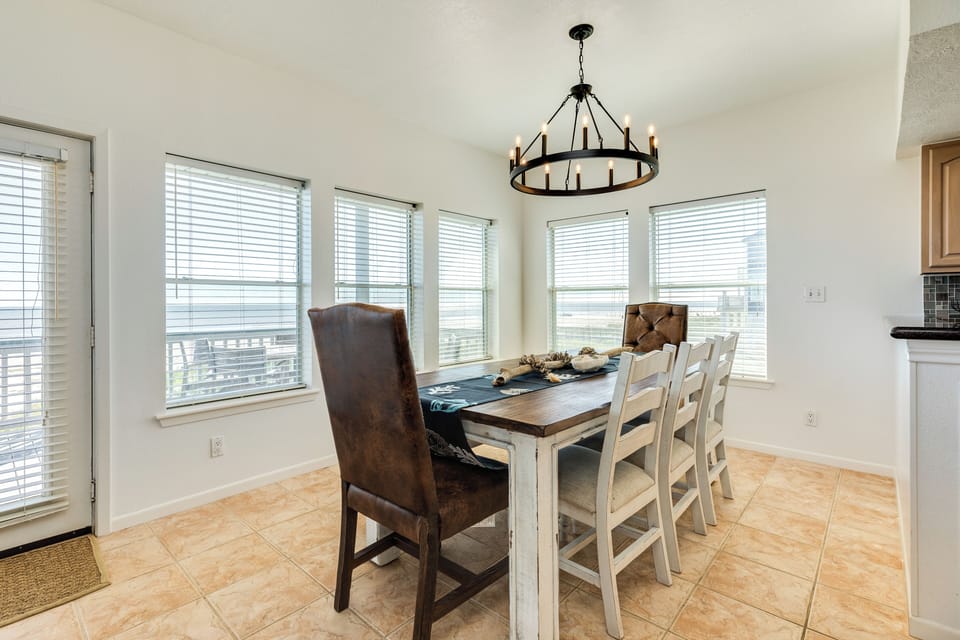 Sit up to 8 at the dining table