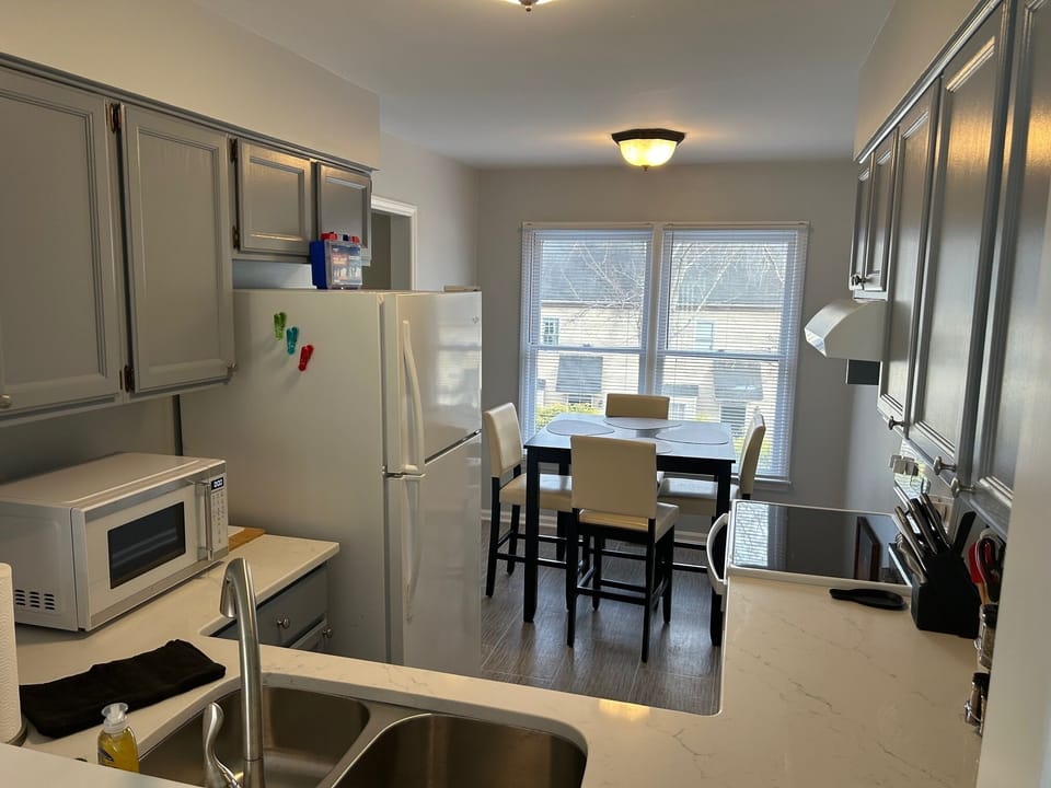 Passthrough window to the kitchen!