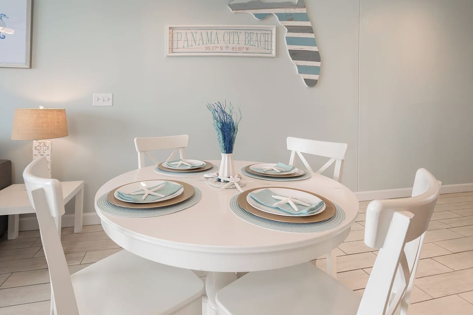 Dining area with expandable table