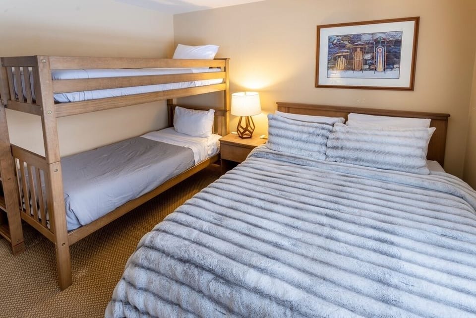 Bed, Furniture, Bedroom, Indoors, Room