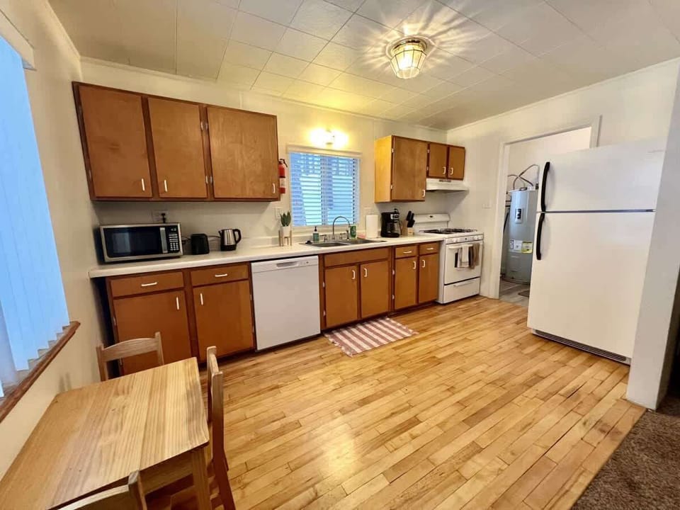 Full kitchen